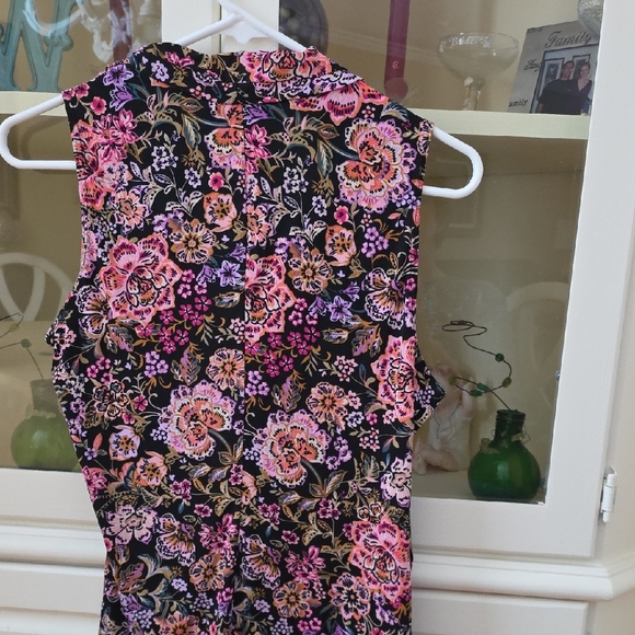 Vince Camuto Vibrant Floral Top - Picture 3 of 6